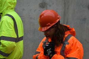 woman wearing red hard hat — abogado de compensación laboral en Chicago IL