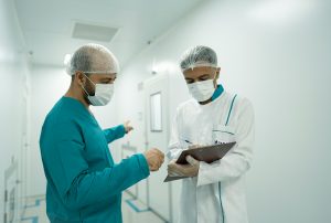 Two medical professionals are having a discussion.