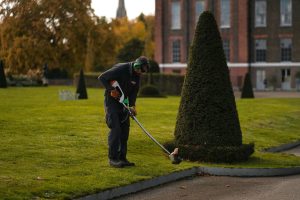 a person playing golf — Abogado Chicago workers comp lawyer near me