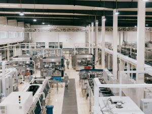 a factory filled with lots of machines and equipment — abogado de compensación laboral en Chicago IL