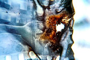 a close up of a piece of art with a blurry background — abogado de compensación laboral en Chicago IL